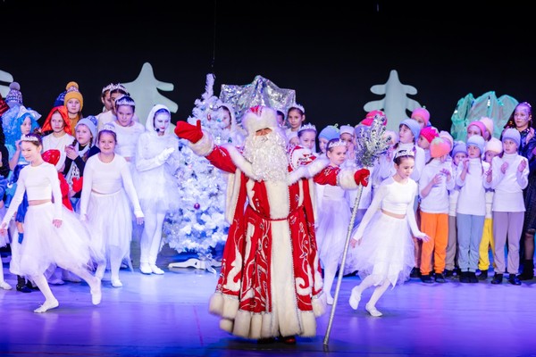 Спектакль «Волшебный мир новогоднего представления школы № 38»