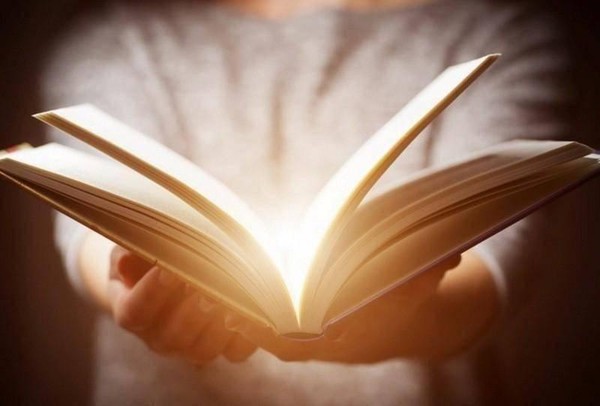 Программа «Новогодний калейдоскоп: зимние истории у книжной елки»