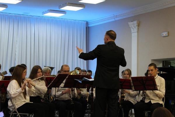 26 декабря (пятница) – концерт духового и эстрадного отделений «Новогоднее настроение»