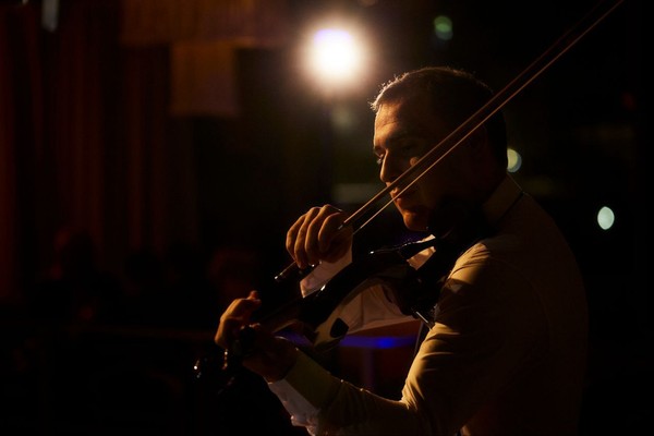 Искусство скрипки и живописи: камерный вечер при свечах