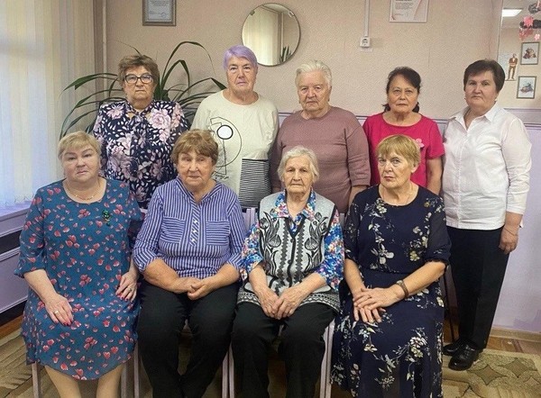 «Новый год стучится в дверь»