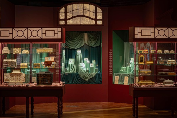 Экскурсия по выставке «Очарование красоты. Из истории ювелирных украшений в России»