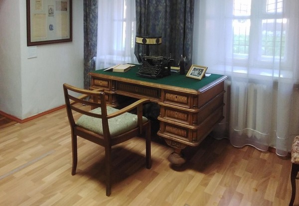 История экспоната «Письменный стол писателя Николая Задонского»