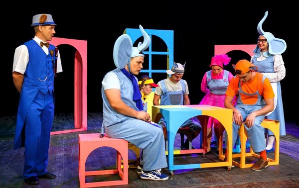 У слонёнка день рождения