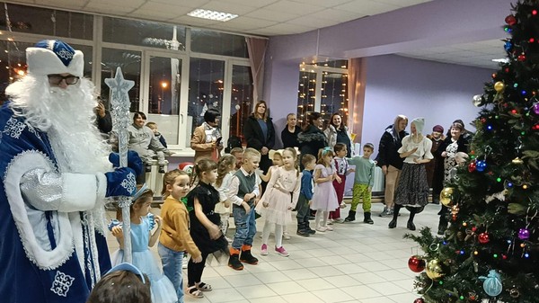 Детская игровая программа у новогодней елки