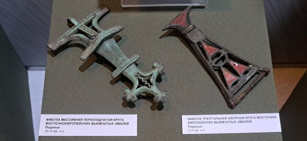 Беседа о предметах «Фибулы культур круга выемчатых эмалей»
