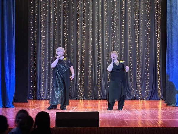 Концертная программа «Новый год к нам мчится...»