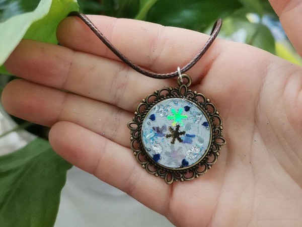 Мастер-класс «Кулон из эпоксидной смолы»