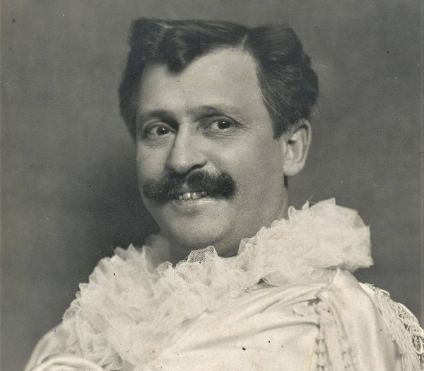 Тематическая беседа «Лицо театральной пародии»