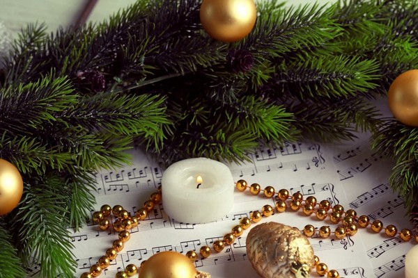 Предновогодний орган при свечах