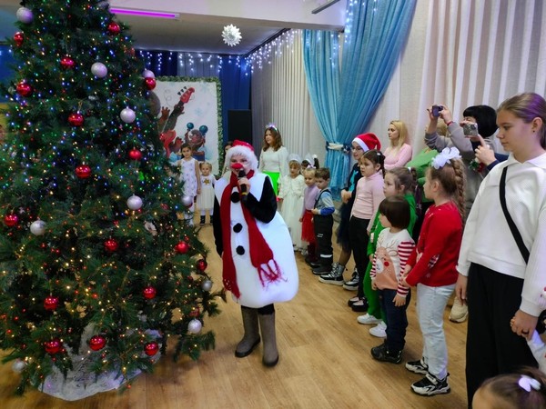 Интерактивная программа «Новогодние приключения у ёлки»