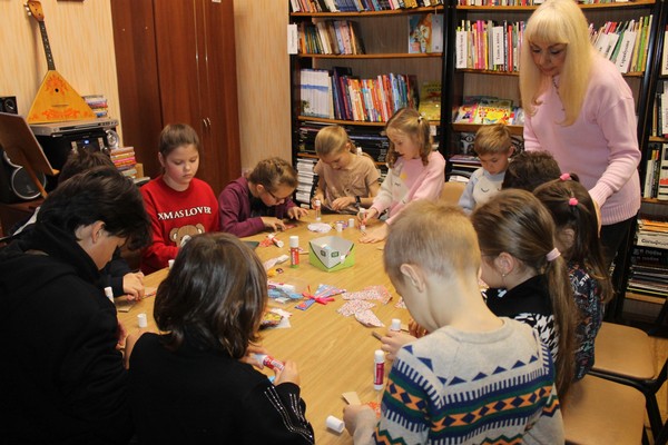 Медиабеседа «Удивительные и забавные памятники» с новогодним мастер-классом