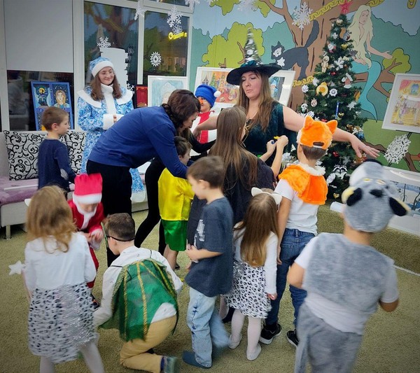 Праздник «Новогодний карнавал, или Как Дед Мороз и Снегурочка в лесу потерялись»