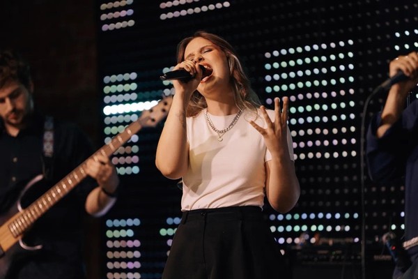 Концерт Анны Пономаревой «Обними меня»