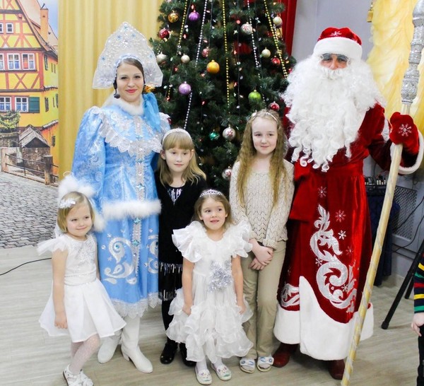 Новогоднее представление «Как снеговик праздник нашел»