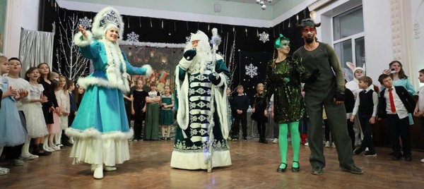 Игровое театрализованное представление «Новогодние приключения Коня Юлия»