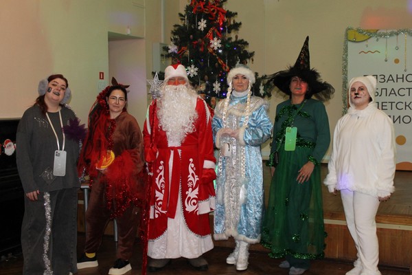 Новогодний утренник «В поисках новогодних огоньков»