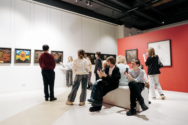 Экскурсия по выставке «Свет между мирами»