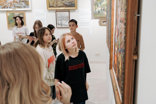 Выставка «Свет между мирами»