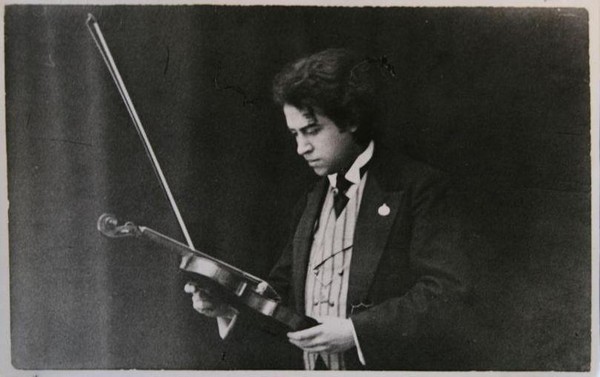 Мини-выставка «Скрипач-виртуоз»