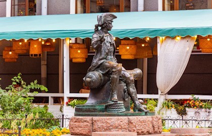 Экскурсия по дворам и парадным Васильевского острова