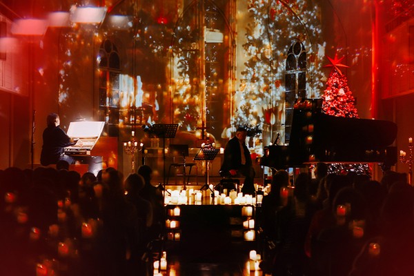 Рождественский орган при свечах