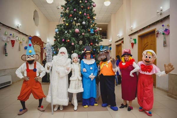 Праздничное представление у елки «Волшебная книга сказок»