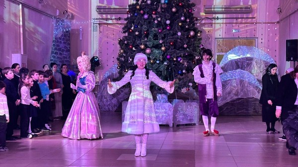 Интерактивная праздничная программа у елки «В царстве Снежной Королевы»