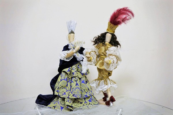 Выставка «История моды сквозь нить времени»