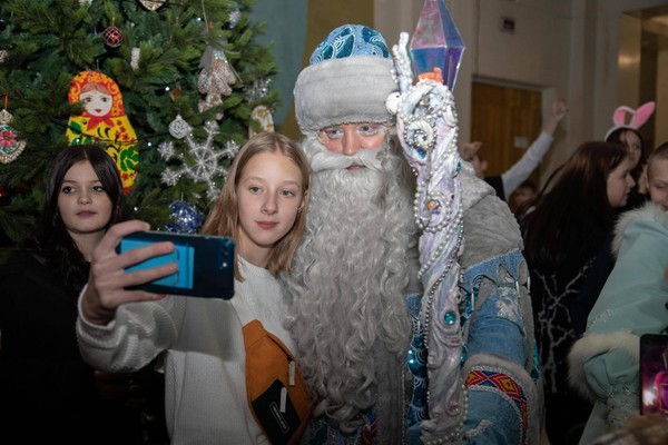 Музыкально-развлекательная программа «Елочки-иголки!»