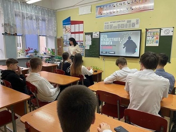 Патриотический час «Нет имени, есть звание – солдат»