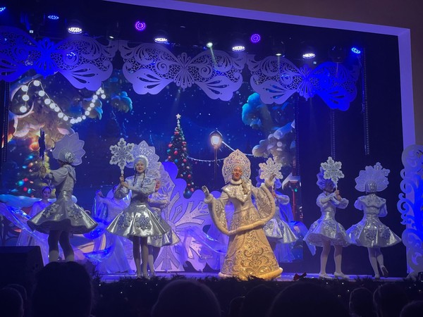 Новогоднее представление «СлуЧАЙные истории Алисы»