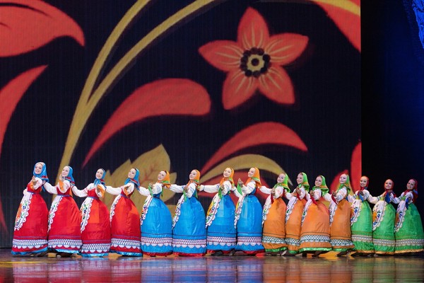 Танцуй и пой, моя Россия