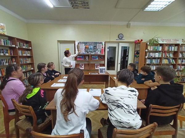 Патриотический час «Навеки в памяти героев имена»