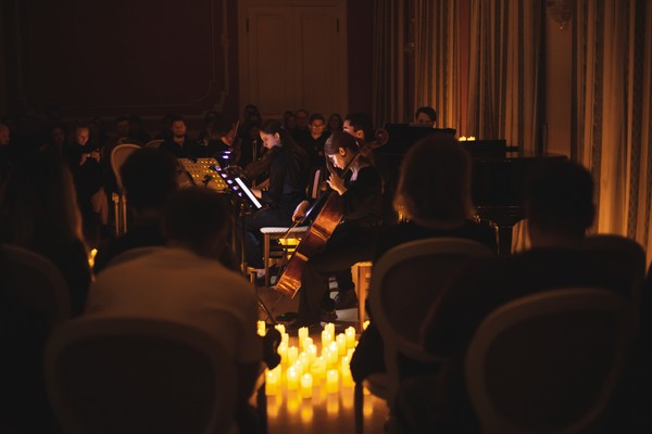 Вечер в особняке: Людовико Эйнауди и 1000 свечей