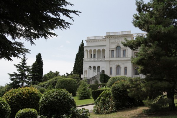 «Ливадийский дворец в палитре юных художников»