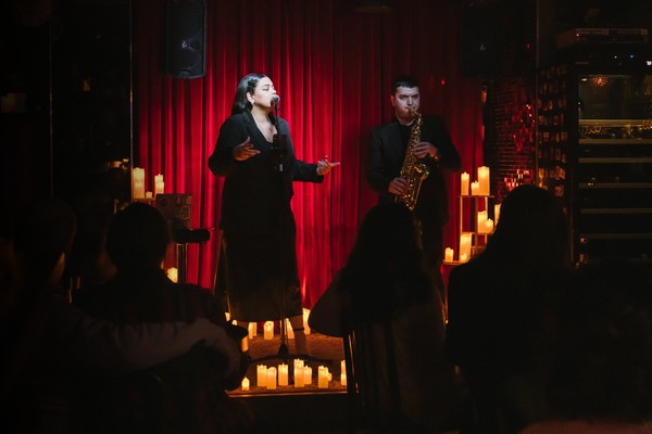 Стендап и музыка при свечах