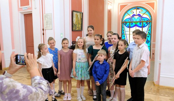 Музыкальный концерт «Путешествие в мир музыки» перед спектаклем