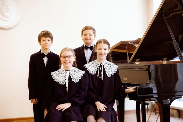 Праздничный концерт и выставка художественных работ ко Дню Героев Отечества