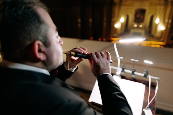 Дудук в сиянии свечей