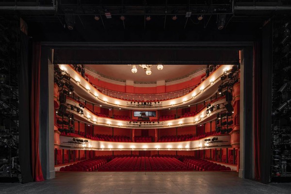 Детская экскурсия по исторической сцене Театра Маяковского