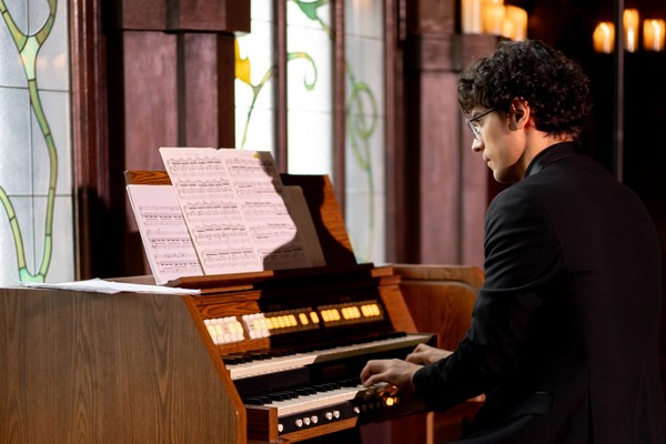 Новое утро в особняке. Кофе, друзья, орган