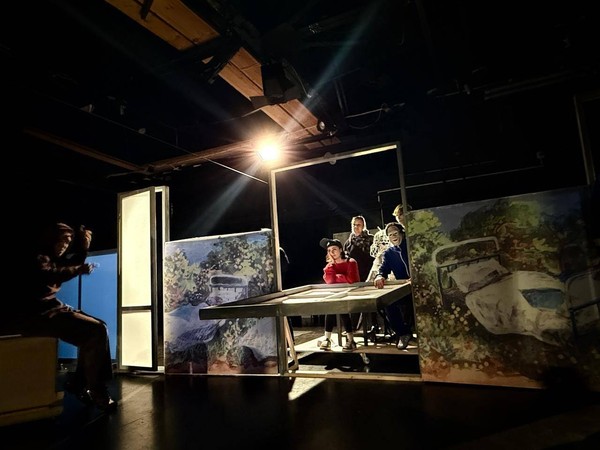 За кулисами сцены: говорим о спектакле «Подарок для мамы»