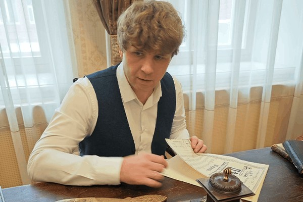 Моноспектакль Евгения Макарова «Жизнь входит в берега»