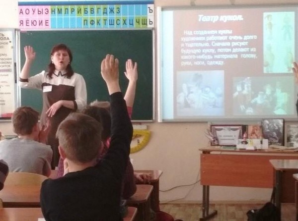 Познавательный час «Театр дарит сказку»