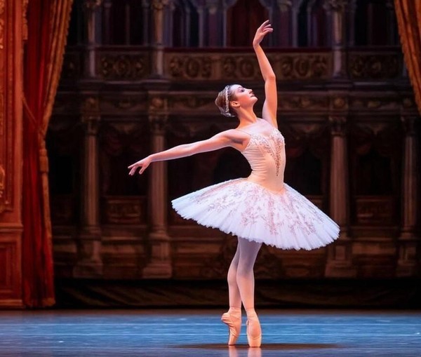 «Внутри танца»: открытие персональной выставки фотохудожника Дины Калакутиной, посвящённой 80-летию НОВАТа