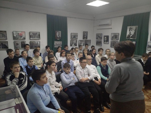 Час истории ко Дню Героев Отечества в Крымскотатарском музее