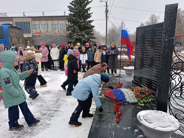Церемония возложения венков и цветов к памятнику погибшим землякам