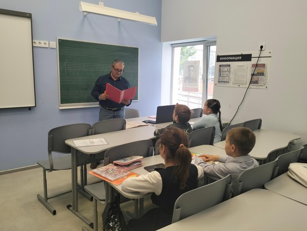 Классный час «Ими гордится страна...»