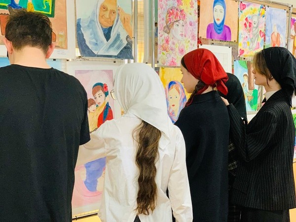 Информационная выставка «Крепкая семья-залог процветания общества»